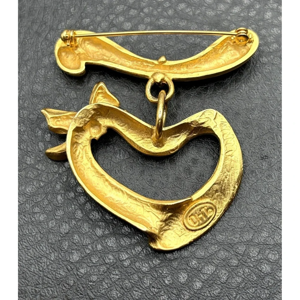 Vintage Dinah Hoyt Taylor DHT Matte Gold Tone Heart Dangle Drop Bow Brooch Pin